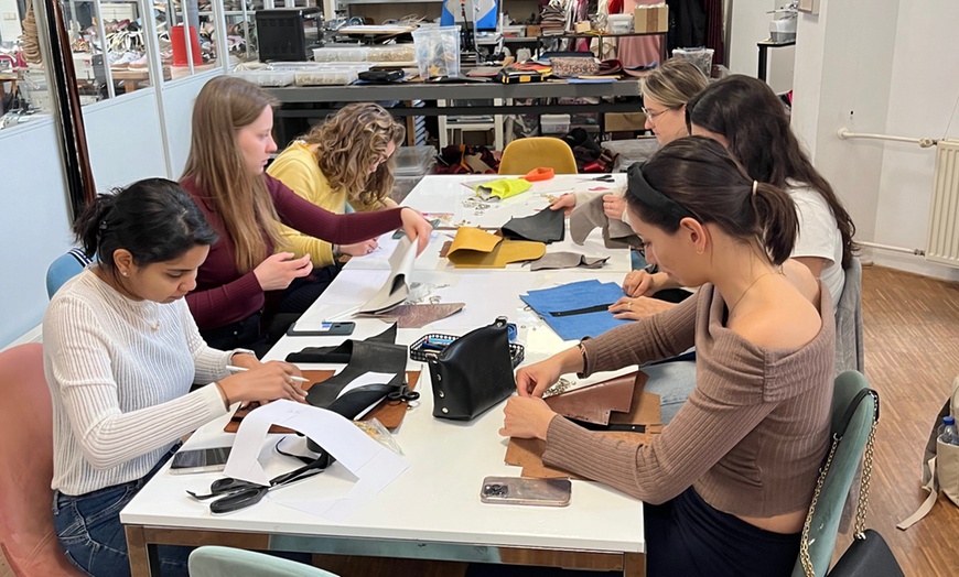 Image 1: Maak je eigen leren tas tijdens een creatieve workshop