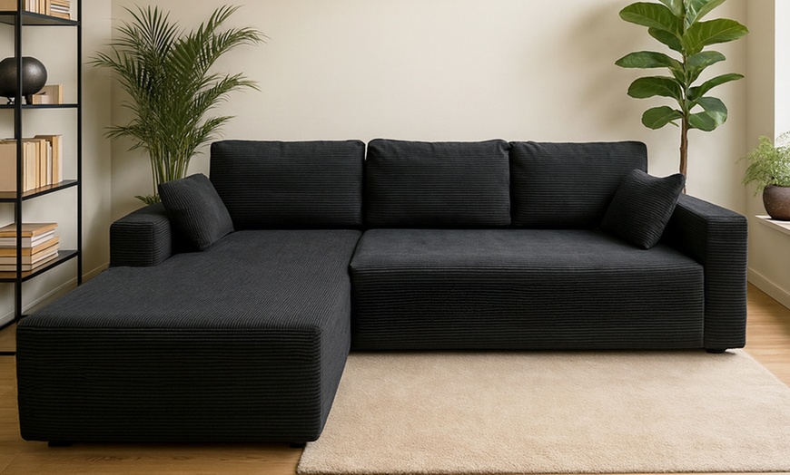 Image 2: Canapé d'angle "Preston" 3 places en velours côtelé de Kocoon