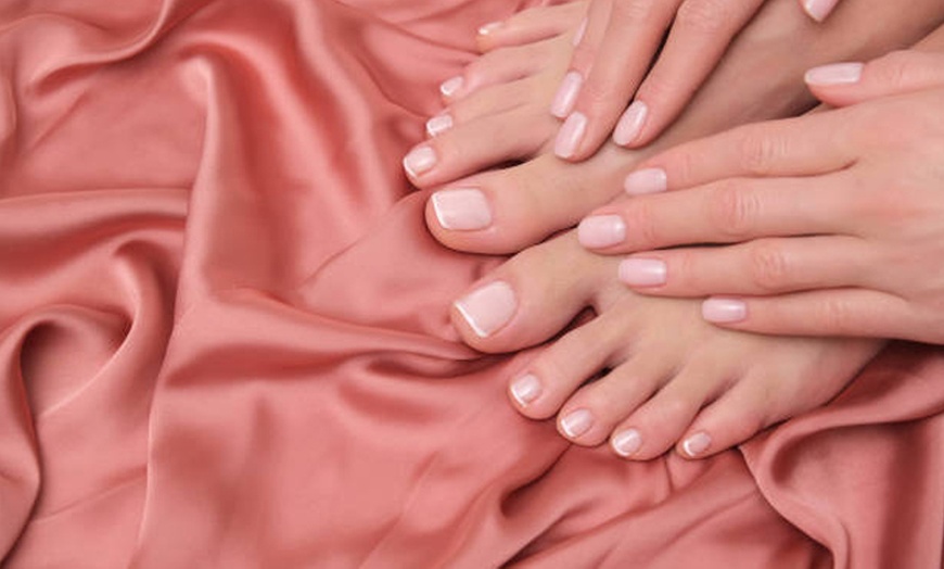 Image 3: Sesión de manicura normal o acrílica o sesión de pedicura para 1