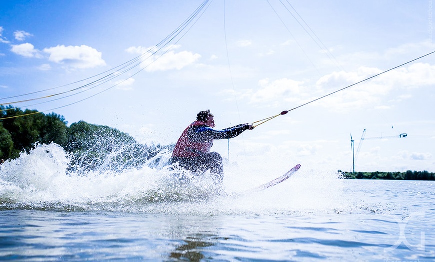 Image 5: Tageskarte Anfänger Wasserski / Wakeboard + Neoprenanzug & Einweisung 
