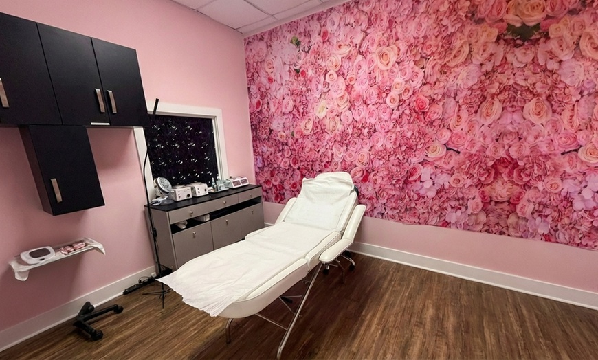 Image 2: 1, 3, or 5 60-Min Customized Facial Experience with LED Light Therapy