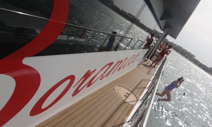 Image 15: Excursión en catamarán con comida y baño en alta mar 
