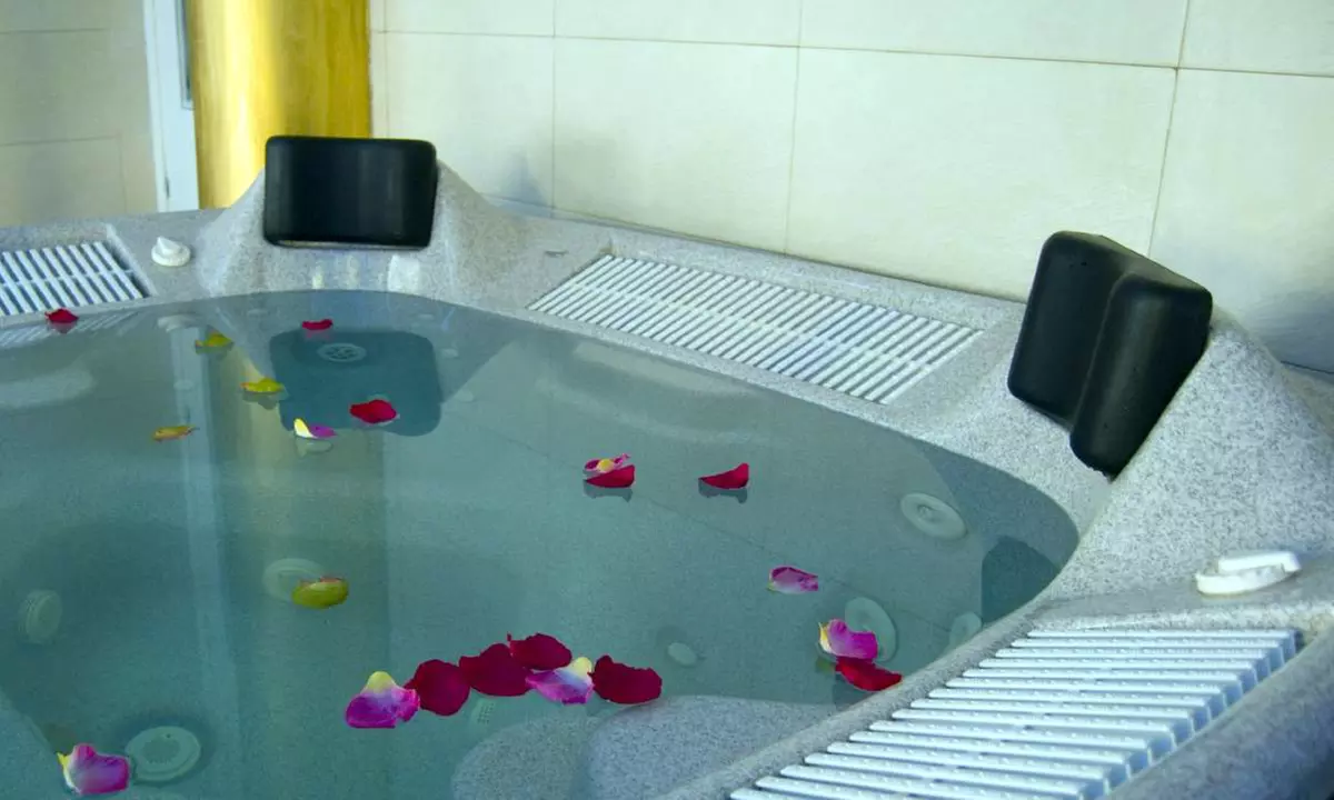 Hidromasaje privado con bombones y cava para 2 con opción a habitación