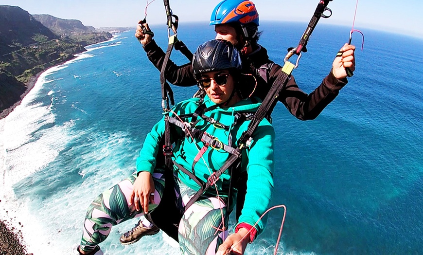 Image 1: Vuelo estándar o acrobático en parapente con video del despegue 