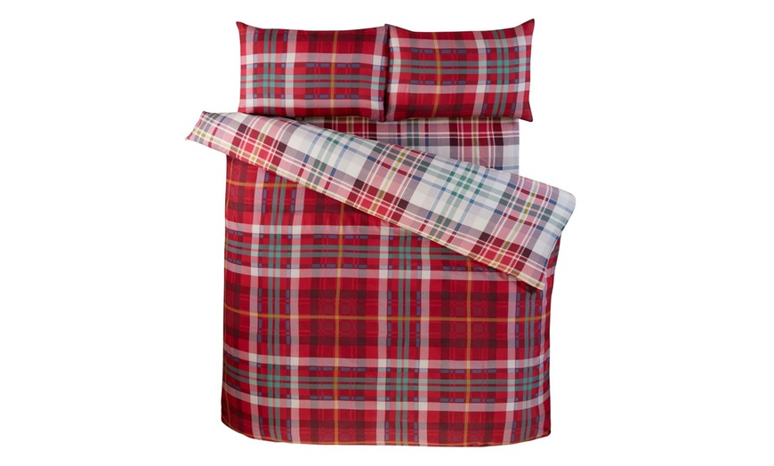Image 6: Reversible Plaid Complete Bedding Set
