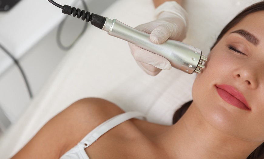 Image 2: Limpieza facial profunda con opción a tratamientos adicionales para 1