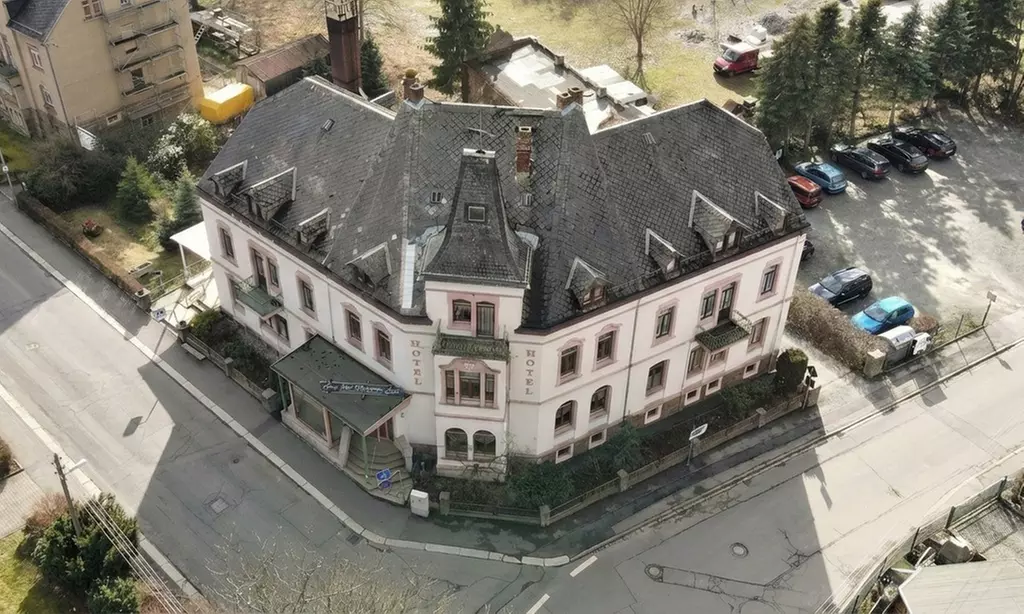 "Klappschwein"-Cordon-bleu: hauseigene Kreation mit Beilage + Dessert