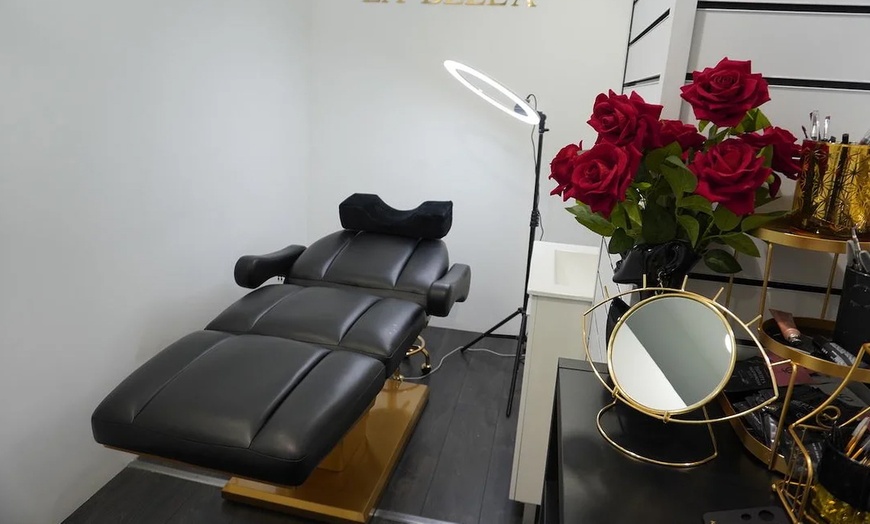 Image 4: Luce unas cejas impecables con una sesión de microshading de cejas