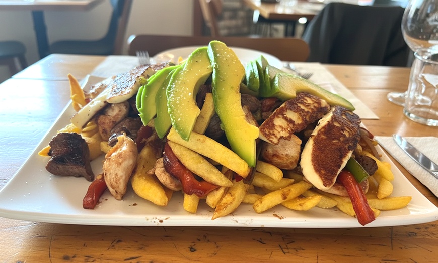 Image 13: Menú venezolano de arepas o parrillada a elegir para 2 o 4 personas