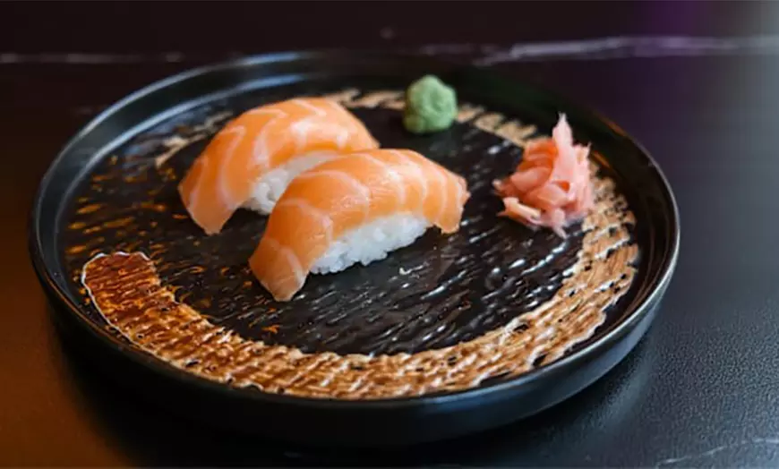 Image 3: Menú japonés para 2 o 4 con entrantes, sushi variado y bebida