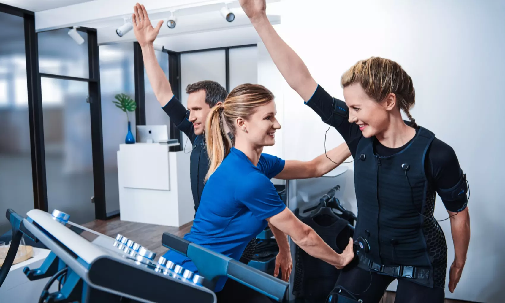 20 Min. EMS-Training inkl. Leihbekleidung  bei Bauchladen (bis zu 61% sparen) - Primary Image