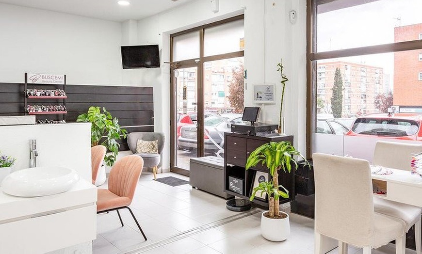 Image 2: Sesión de manicura y/o pedicura con esmaltado normal o semipermanente