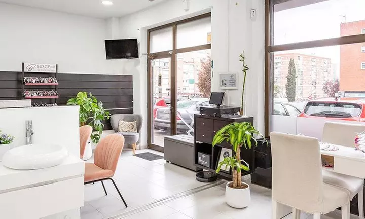 Sesión de manicura y/o pedicura con esmaltado normal o semipermanente