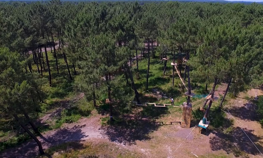 Image 1: Séance d'accrobranche de 2h ou Fermi'Fun à l'Animalia Parc