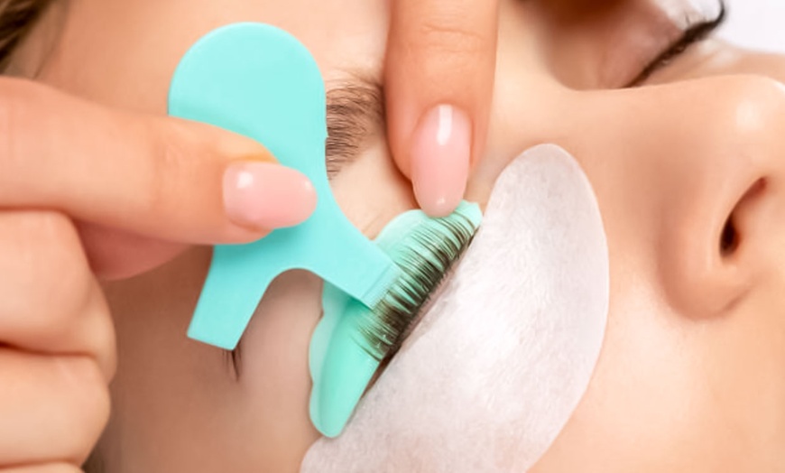 Image 2: Pestañas y cejas definidas con lifting, tinte o laminado