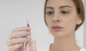 Tratamiento reafirmante inyectado de rejuvenecimiento en tercio superior facial para 1; ahorra hasta un 34%