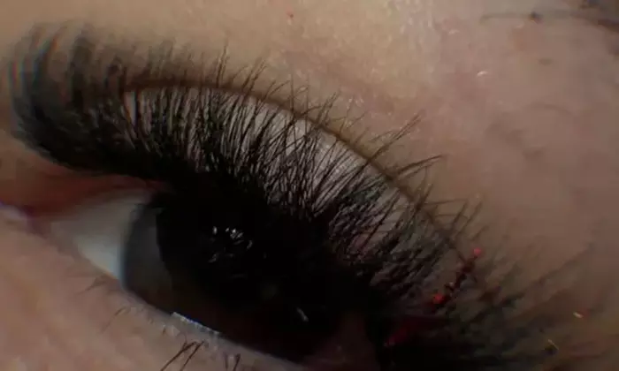 Extension de cils, pose cils à cils ou volume russe