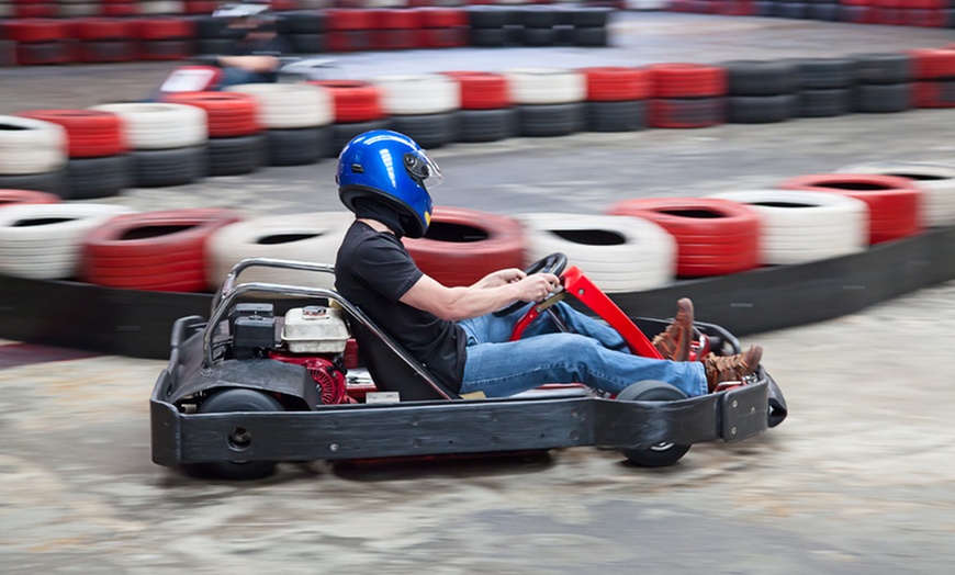 Image 1: 12 - 24 Min. Kart fahren inkl. Helm & Sturmhaube für 1 Person