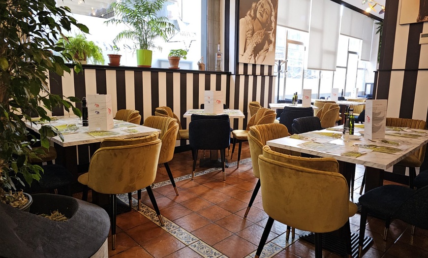 Image 3: Sabor clásico en Azca: menú completo para 2 o 4 con postre y bebida
