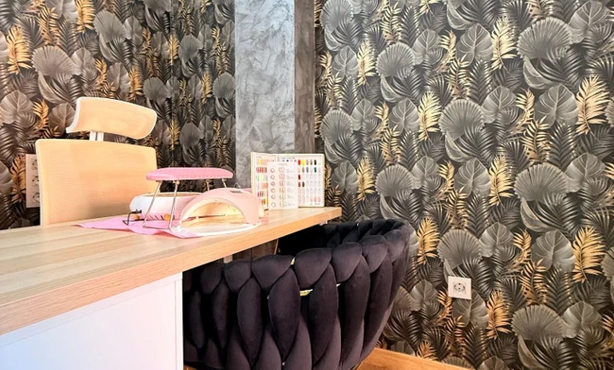 Image 10: Presume de uñas con una sesión de manicura, pedicura o ambas para 1 