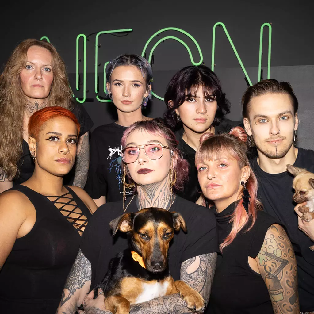 Waschen und Föhnen, optional mit Haarschnitt, Glossing und Ansatzfarbe