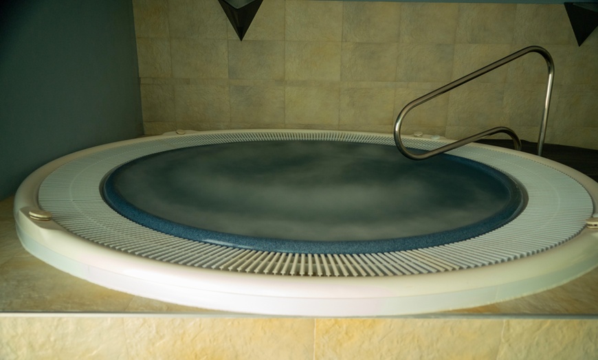Image 9: Circuito Spa con copa de cava y opción a masaje para 1 o 2 personas