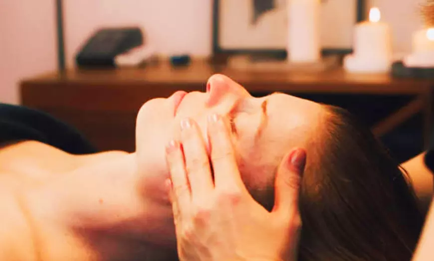 Image 1: Masaje facial japonés o ritual de aguas termales y masaje 