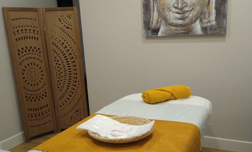 Image 4: Masaje relajante con aromaterapia o masaje Tacto Consciente