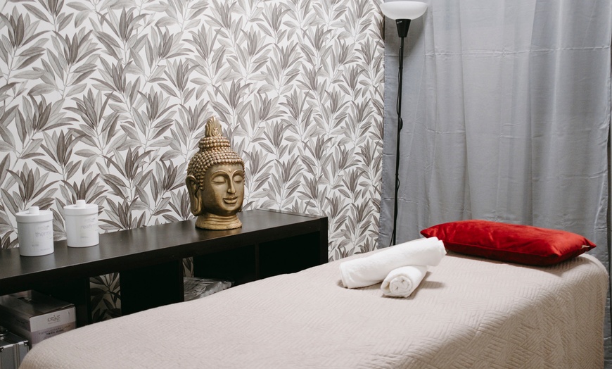 Image 14: Masaje o ritual premium en pareja con cava y picoteo