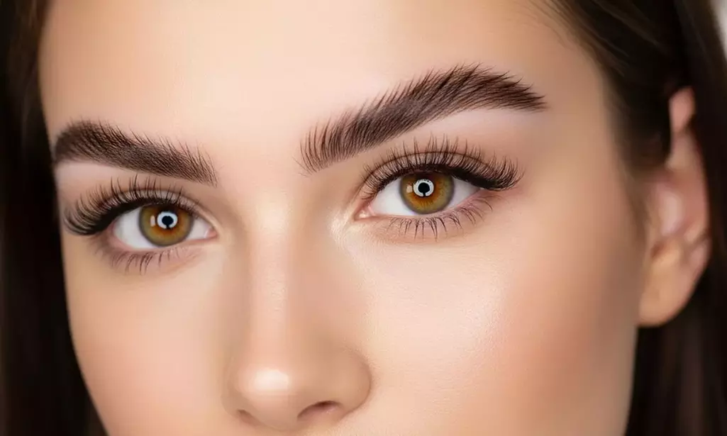 Laminado de cejas coreano o lifting y tinte de pestañas coreano