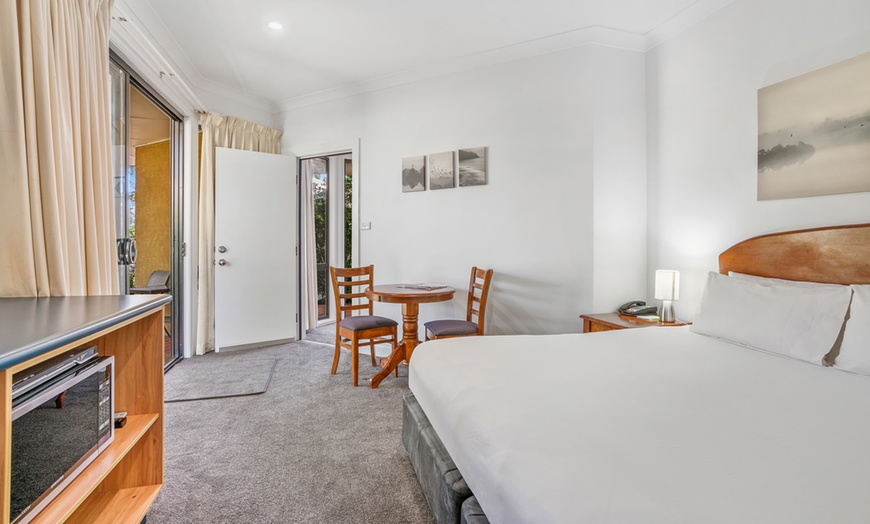 Image 4: Hunter Valley: Studio, One-Bedroom or Two-Bedroom with Wine up to 4