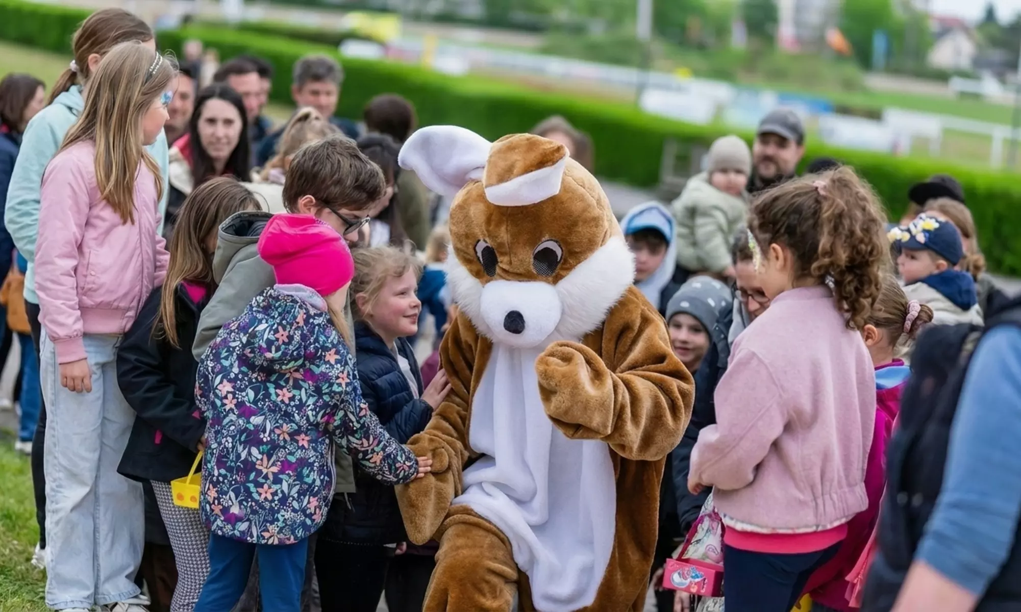 Live-Trabrennen am 03.04. – Flanier- oder Sitzplatz & opt. Osterbrunch