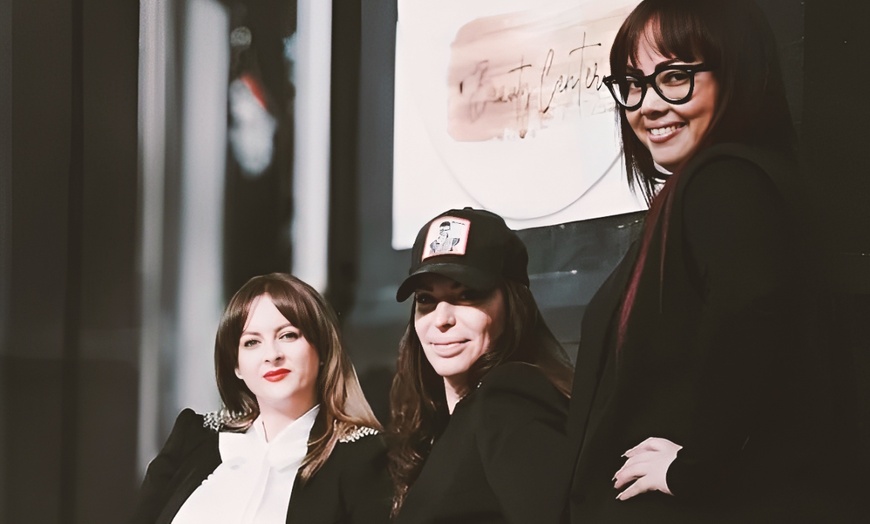 Image 6: Rasgos definidos: micropigmentación capilar, de cejas o labios