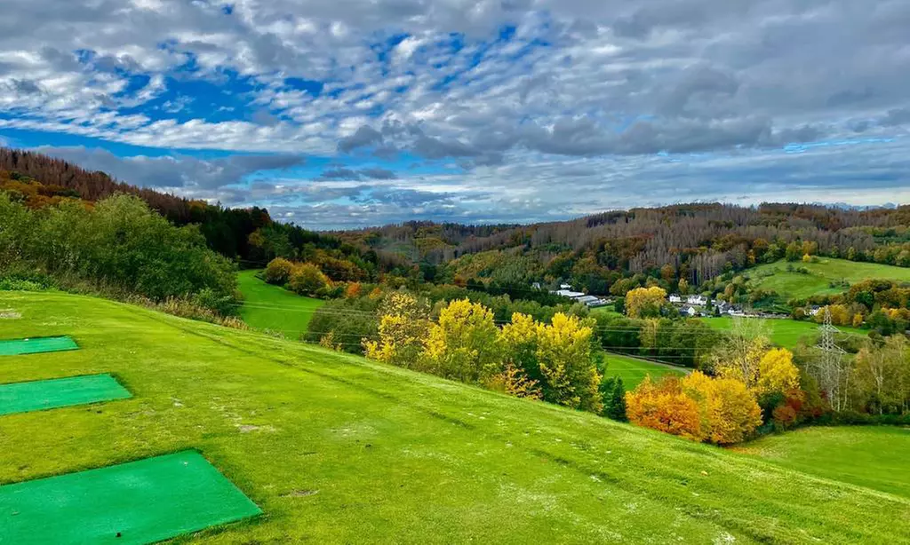 18 Loch Greenfee inkl. Übungsbälle für 2 Personen, optional mit E-Kart