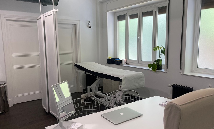 Image 3: Tratamiento reafirmante inyectado en tercio superior facial y retoque