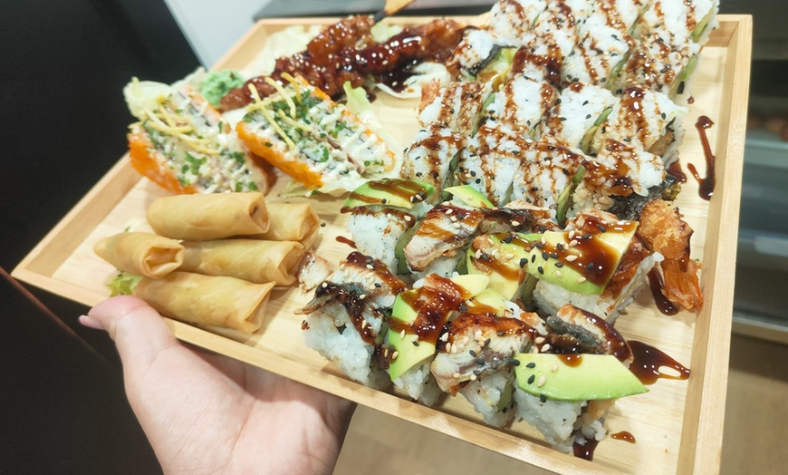 Image 5: Menú de sushi con piezas a elegir y bebidas para 2 o 4 personas