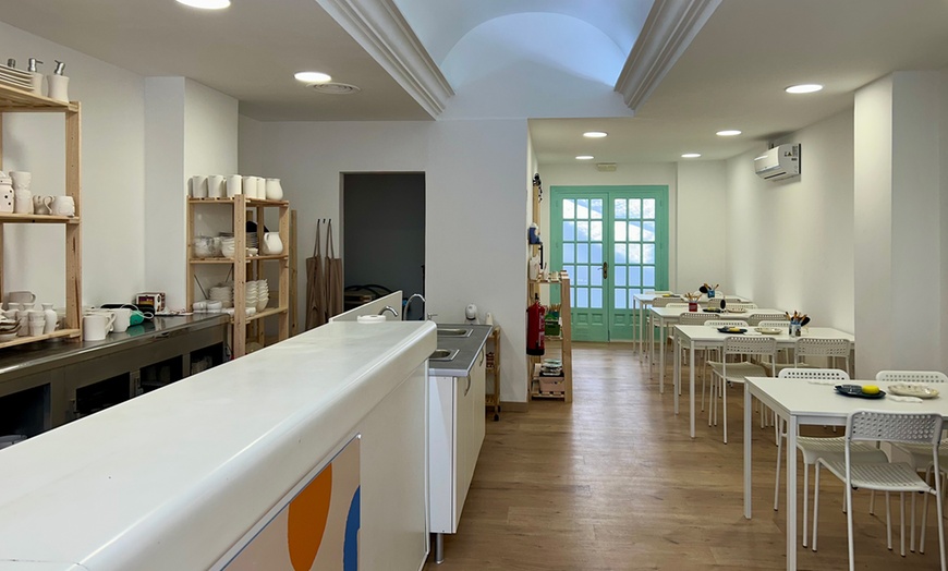 Image 7: Talleres de pintura en cerámica con opción a bebida para 1 o 2