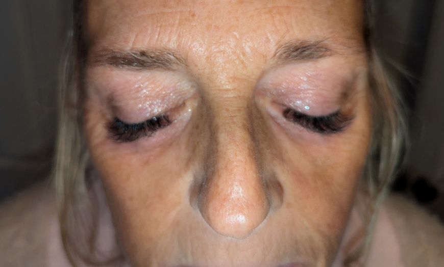 Image 2: Enjoy One Full Set of Classic, Hybrid, or Volume Eyelash Extensions