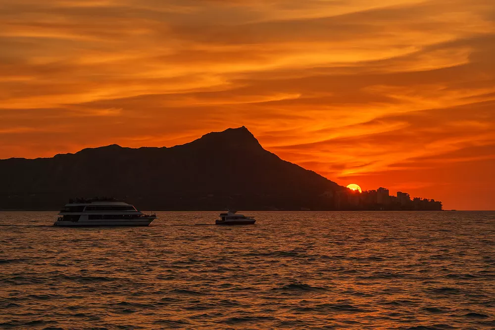 Disco Sunset Party Cruise – DJ, Trampoline, BYOB & 2 Cocktails (18+)