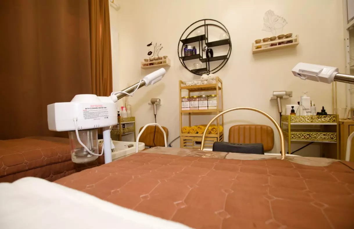 40% Off ‑60 or 80 Min Head Spa + Facial at Tarazz Salon