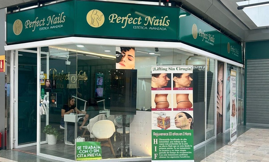 Image 2: 1 sesión de manicura, pedicura o extensión de uñas con parafina para 1