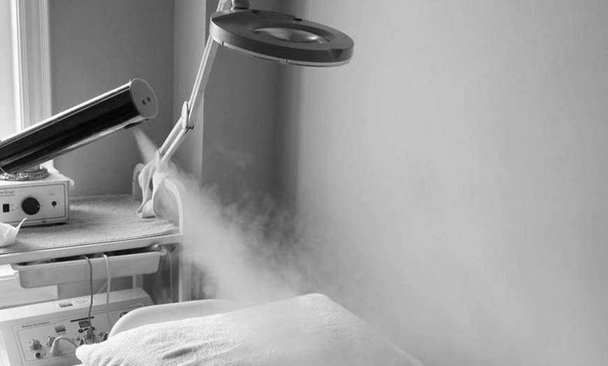 Image 8: Hydrafacial with Led Light Therapy & Customized Mask Treatment