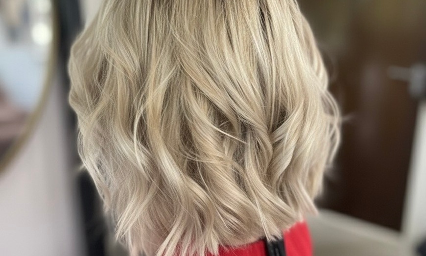 Image 4: Strzyżenie męski i damskie, regeneracja włosów lub koloryzacja