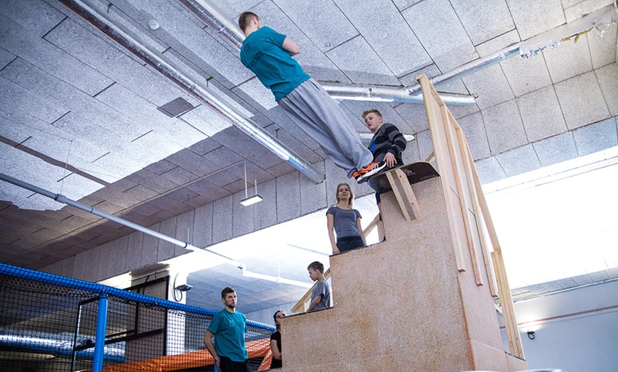 Image 13: Wejście na trampoliny, parkour i więcej
