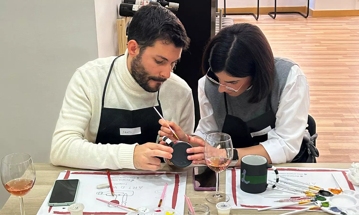 Taller de pintura en cerámica o velas con barra de libre de vino para 1, 2 o 4, ahorra hasta un 32% - Primary Image