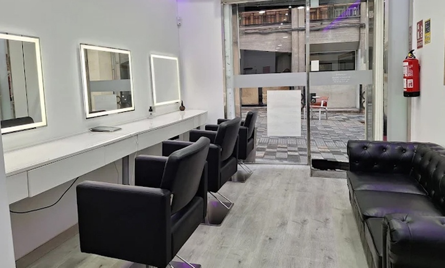 Image 3: Sesión de peluquería con opción a mechas y/o tinte de raíz para 1 