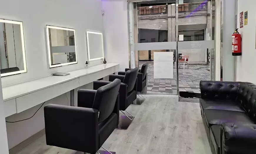 Image 3: Sesión de peluquería con opción a mechas y/o tinte de raíz para 1 