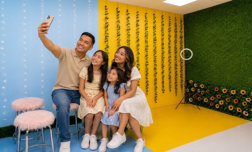 Image 2: 30, 60 or 90 Min Studio Selfie & Content Creation Experience