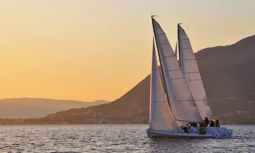 Image 7: Paseo en barco de vela con cava al atardecer para 2, 4 o 6 personas 