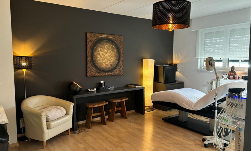 Image 2: Facelift met EMS: 1 of 2 anti-age gezichtsbehandelingen (–44%)